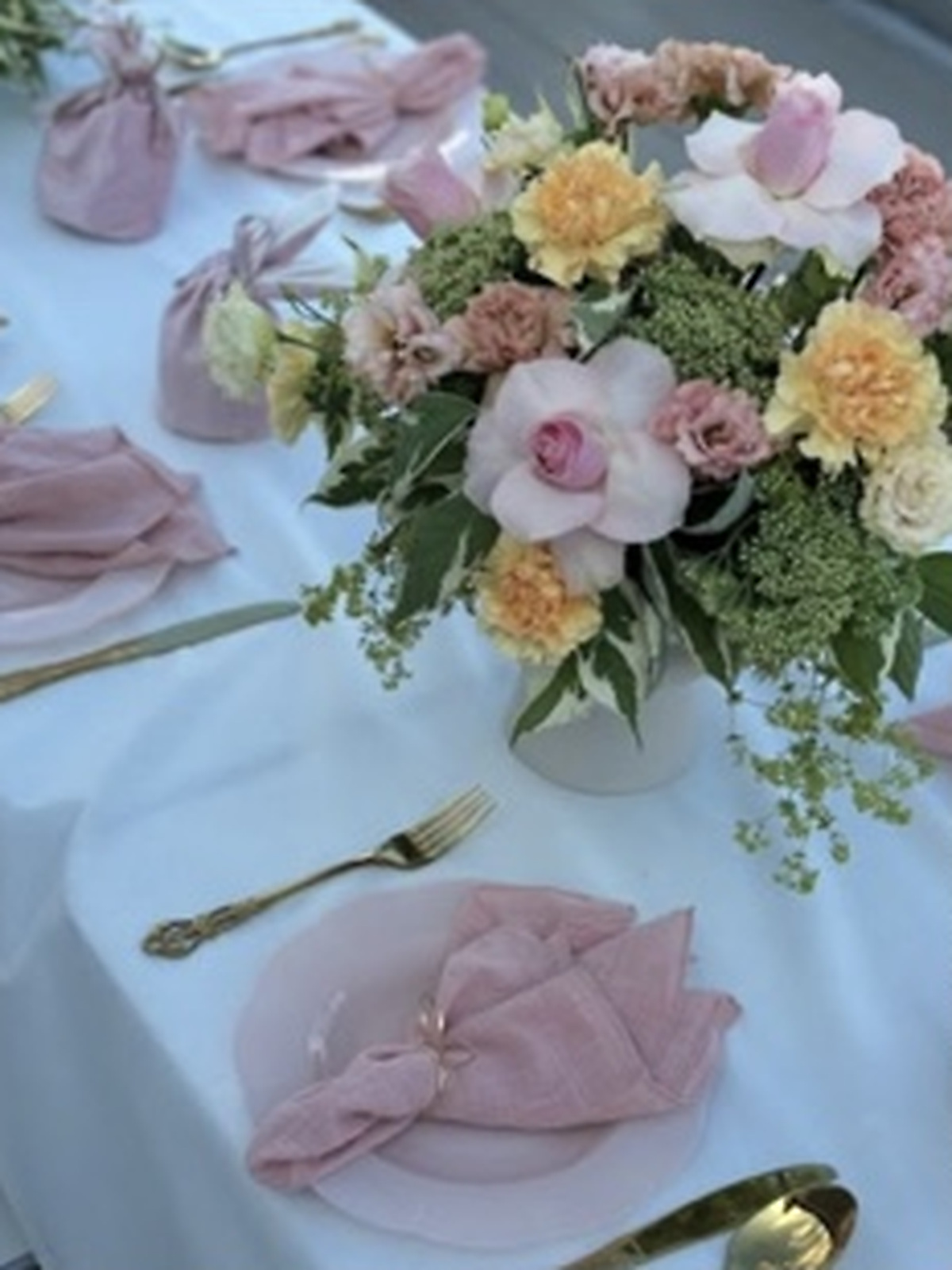Blomsteroppsats i blush på festbord