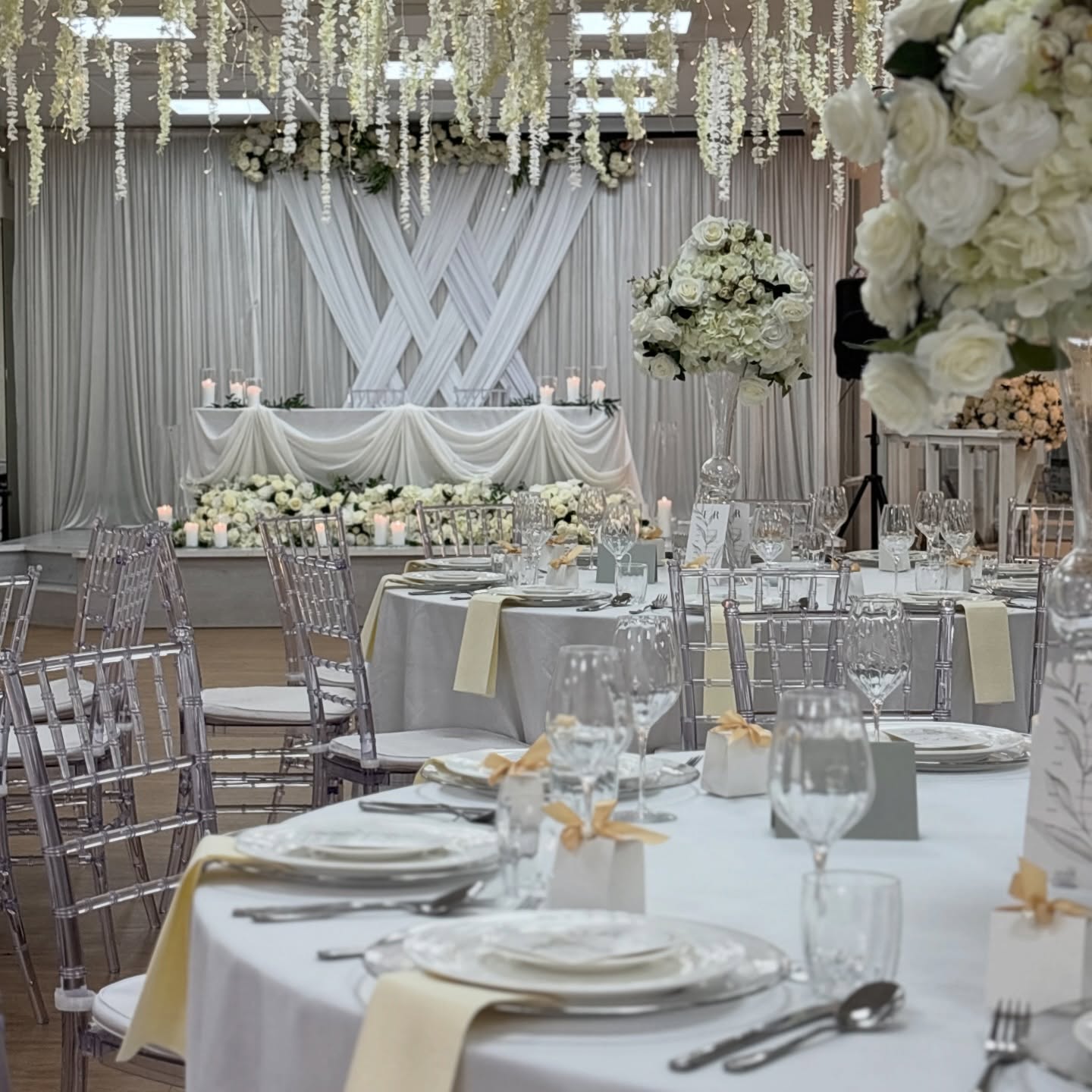 Festsal med hvit drapering og dekkede bord