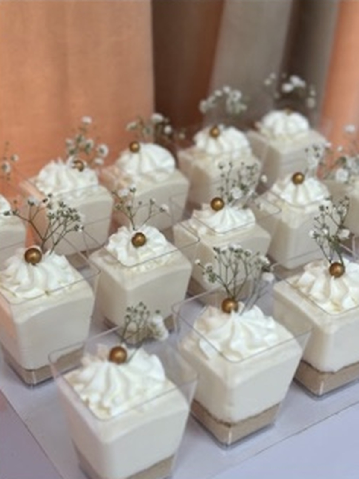 Porsjonskaker med blomsterdekor