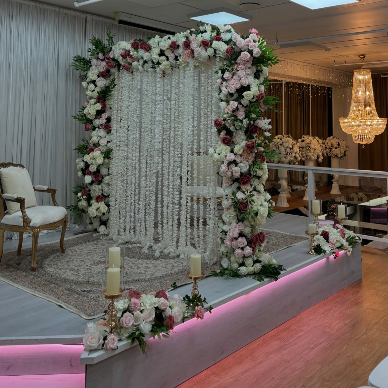 Scenedekor med blomsterbue i hvitt og burgunder