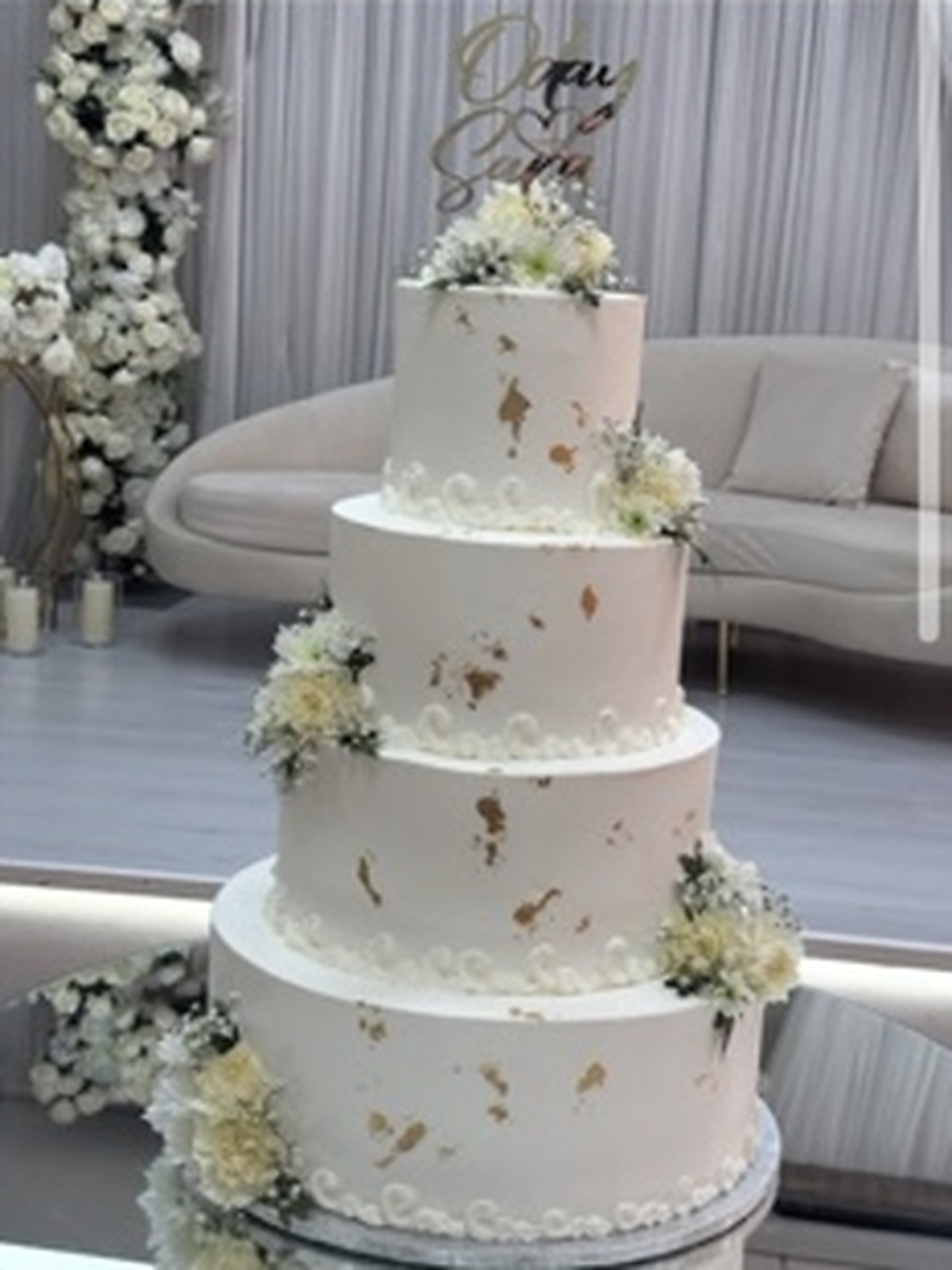 Bryllupskake i flere etasjer med blomster