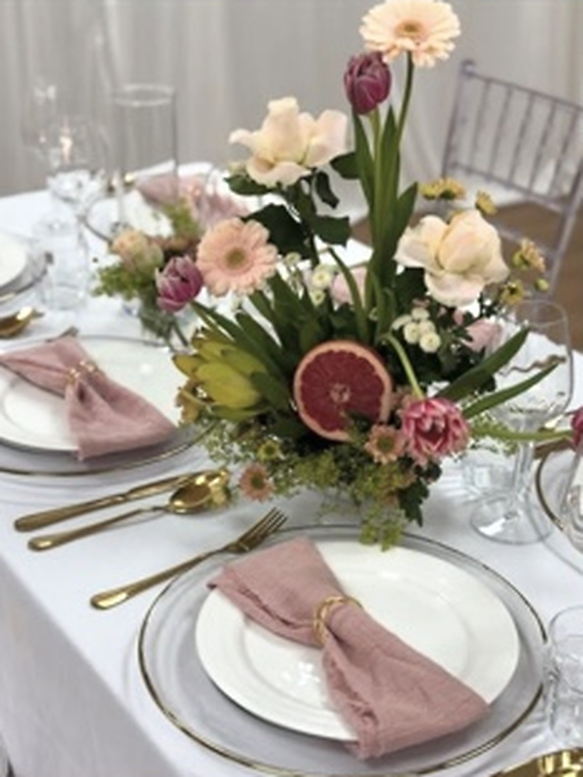 Borddekking i blush med gullbestikk