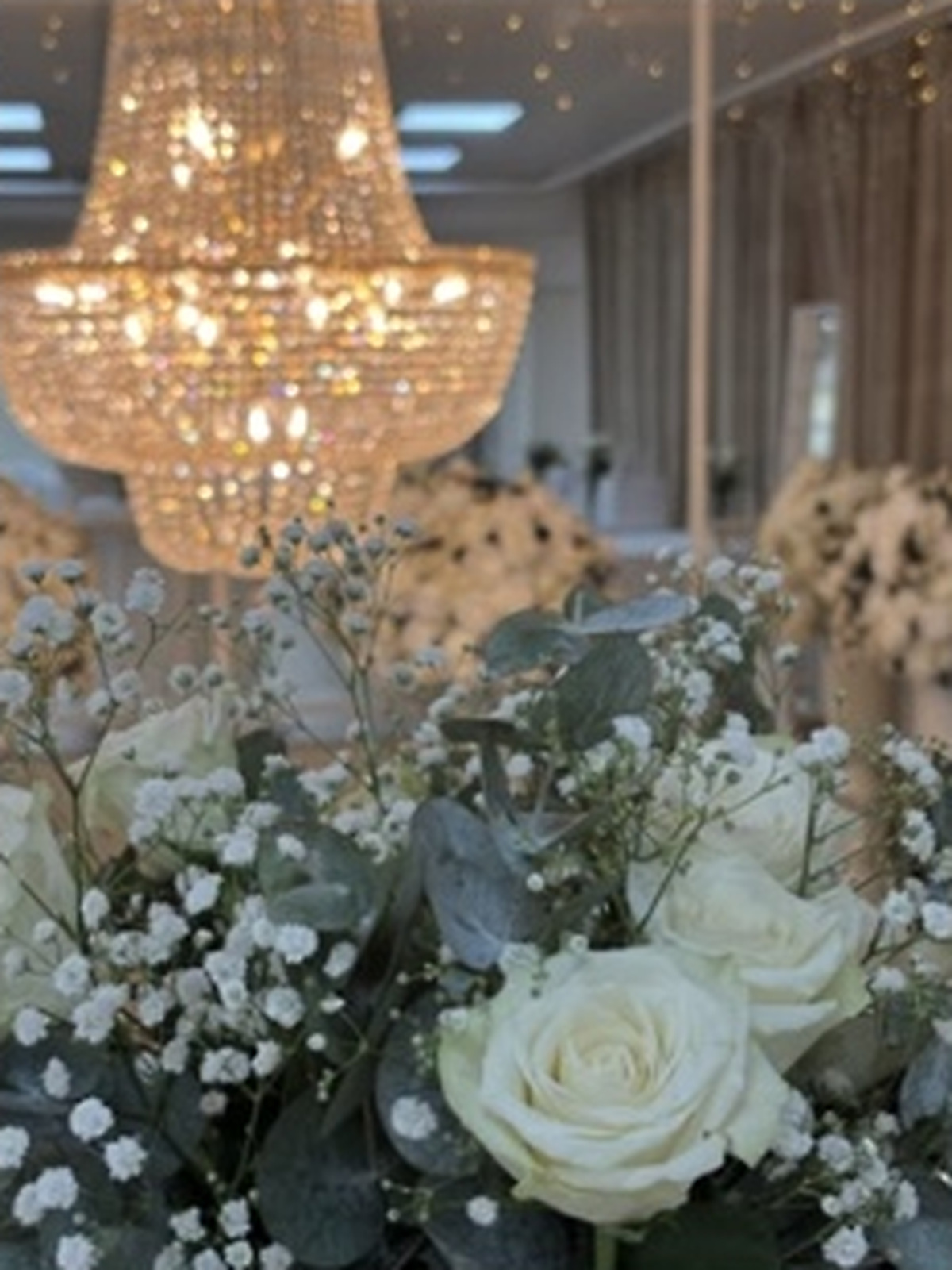 Lysekrone over blomsteroppsats