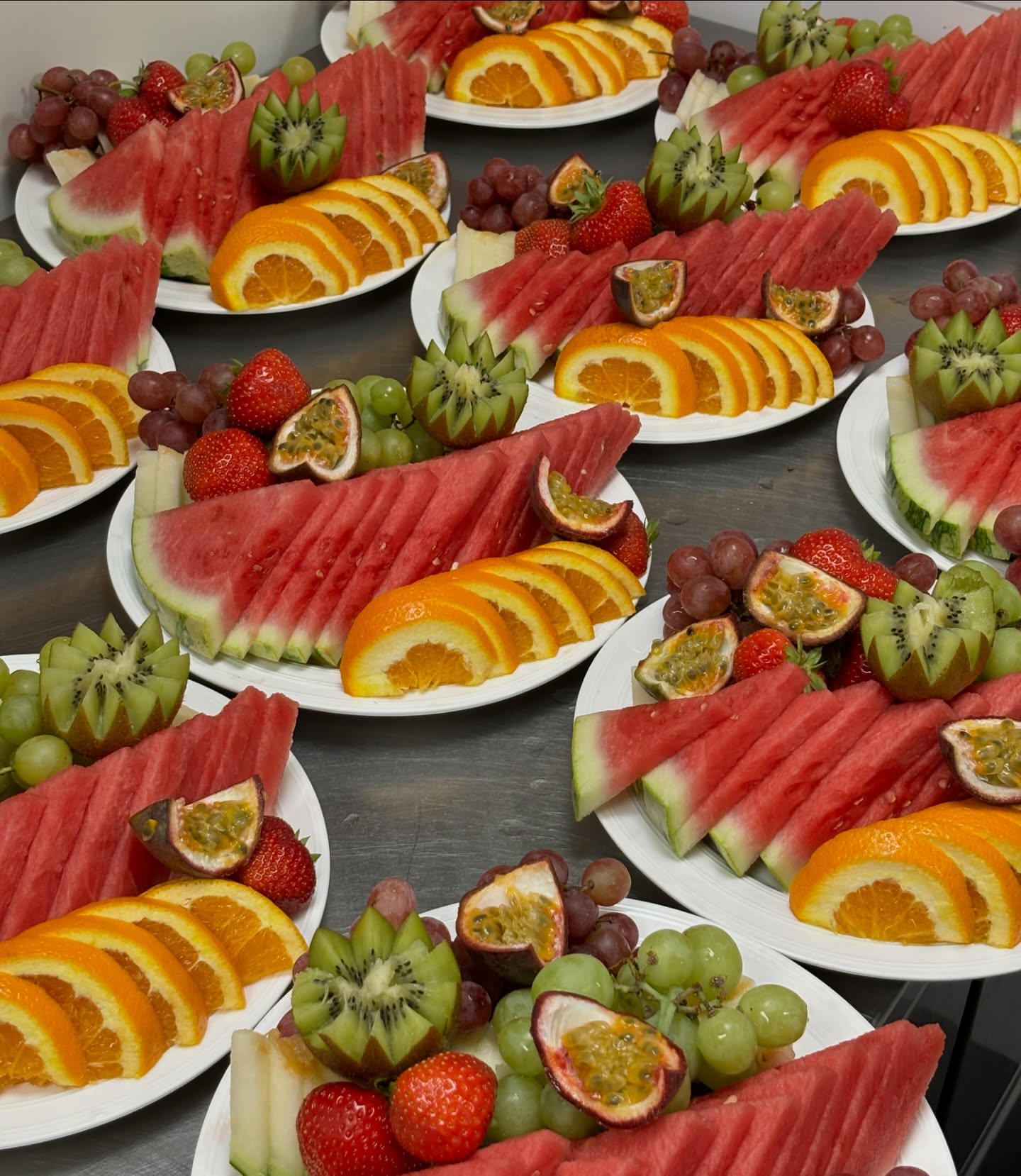 Fruktfat med vannmelon, appelsin, kiwi og pasjonsfrukt